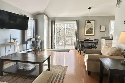 Image de 2br Apt + Deck, Fire Pit, Backyard! [Maine Escape]