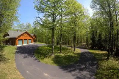 Image de Dog Friendly Log cabin W/Hot tub, Fiber optic near Sleeping Bear Dunes & Tc