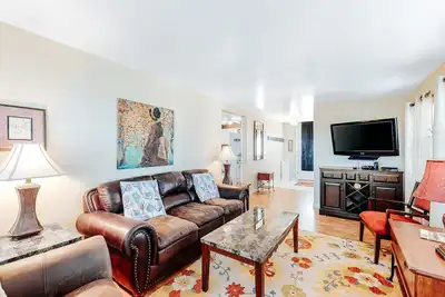 Image de Charming waterfront house with heated pool, hot tub, & W\/D - snowbird-friendly