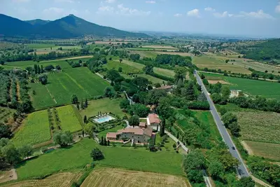 Large spacious country villa in Cortona 7bed7bath with pool & gorgeous gardens