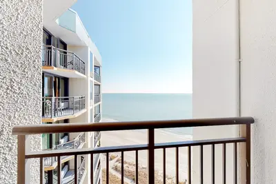 Image de 18th-floor ocean-view studio with Ac, WiFi, pool & hot tub - dog-friendly
