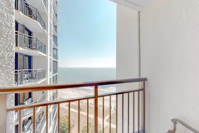 Image de 14th-floor ocean-view studio with pool, hot tub, Ac & WiFi - dog-friendly