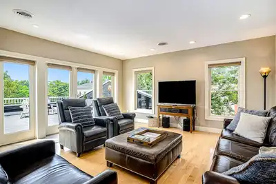Image de Riverfront Home w/Private Deck/River Views/Free WiFi - Near Restaurants/Marina