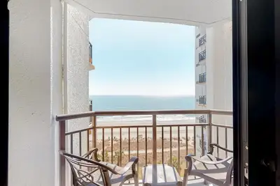Image de 8th-floor ocean-view studio with WiFi, pool, hot tub & gym - dog-friendly