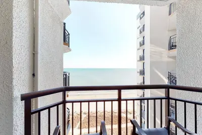Image de 15th-floor ocean-view studio with beach access, pool & hot tub - dog-friendly