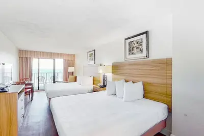 Image de 5th Floor Oceanfront Snowbird Friendly Studio w/ Ac, Shared Pool/Hot Tub, WiFi