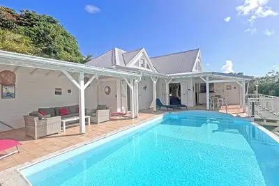 Belle villa vue mer avec piscine à débordement