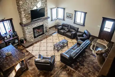 Image de Beautiful Custom Built Lodge (4, 600 Sq Ft)