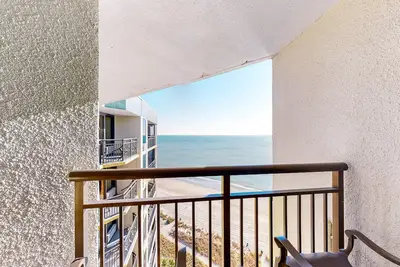Image de 19th-floor ocean-view studio with WiFi, Ac, pool & hot tub - dog-friendly