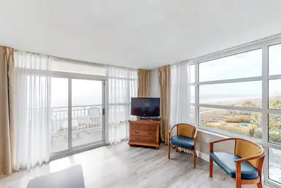 Image de 3rd-floor oceanfront snowbird-friendly condo with W/D, pool, & hot tub