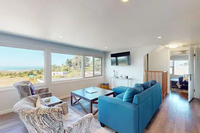 Image de Cozy ocean-view apartment with, fireplace, yard games, easy walk to beach