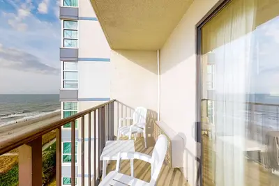 8th-floor oceanfront studio with Ac, breakfast, pool, & hot tub