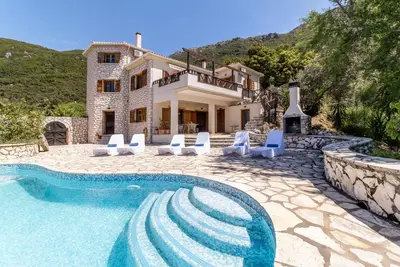 SeaView Villa Arapaki. Stone Built with Infinity Pool for 6 people. Pet friendly