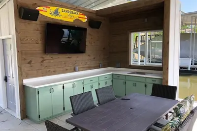 Image de Lake View House with Brand New Dock with Huge Entertaining Area