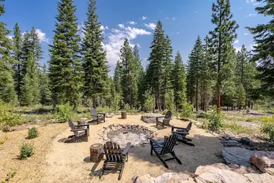 Image de Escape to this private 21-acre lodge with luxury, stunning views, and more!