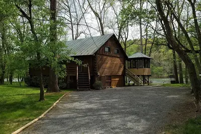 Image de Shenandoah Shores Waterfront Log Cabin