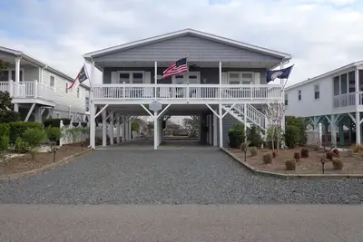 Image de 409 37th Street. . . Beautiful beach home on the desirable West end of Sunset Beach