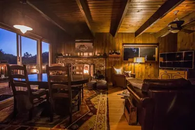 Image de A Cozy Treetop Cabin in Lake Arrowhead
