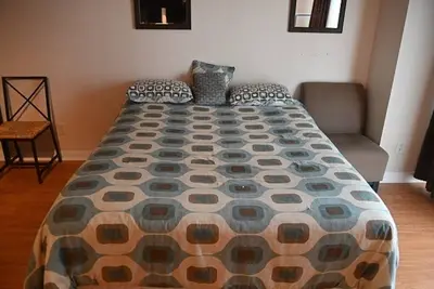 Image de Young-Dundas Square Furnished Bachelor Condo