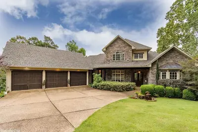 Image de ☀️Waterfront 5000 sq. ft. on cove, boat dock & 2 large decks, Media & Game Room.