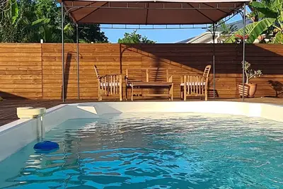 Bungalow de charme avec une piscine privée