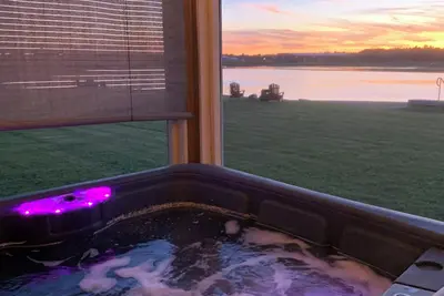 Image de Sunset Jacuzzi Waterfront Beach & Pool Chalet