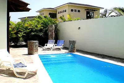 Image de Come spend the winter in a 3bd/3bth villa, 2 minutes walk to the sandy beach
