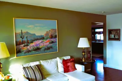 Image de Arhaus 3: experience a chic and inviting accommodation in Grand Forks.
