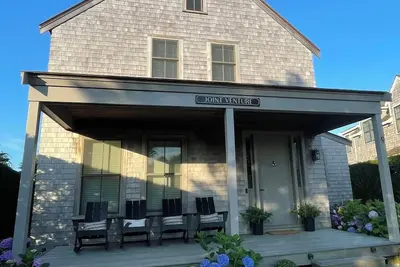 Image de “Joint Venture”: New Luxury Mid-Island Home Close to it All