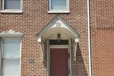 Image de Downtown location w/ parking. Transit stop across the street. Unit 2 of 4.
