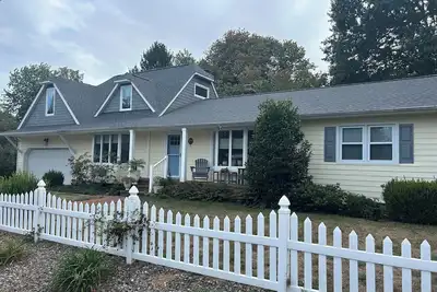Image de Newly renovated and furnished home in Historic Lewes just a mile walk to beach!