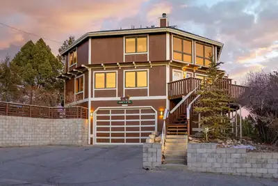 Image de Spectacular views-5- cars easily. pool table and brand new hot tub.