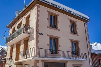 Image de chalet de village rénovée avec sauna à 200 mètres des pistes et des commerces