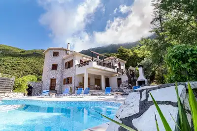 Villa Arapaki with sea view and infinity pool for 10 people