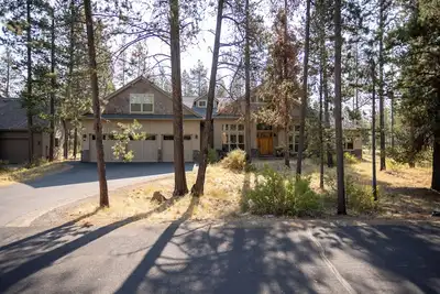 Image de Jack10 - Spacious Home, 5 Suites, Foosball, Private Hot Tub, Bikes