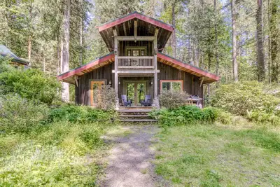 Image de Dog-Friendly Riverfront Gem w\/ a Private Hot Tub, Gas Fireplace, & Free WiFi