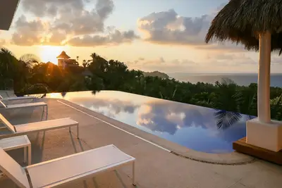 Image de Elegant, new luxury home. Views forever!