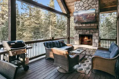 Image de One of a Kind Cabin- Game Room, Fire Pit, Covered Deck w/ Fireplace & Spa!