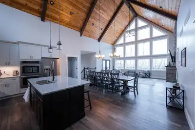 Image de Secluded Luxury Lake House Getaway on 9 Private Acres!