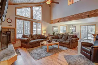 Pet friendly, hot tub, ping pong, sharc passes