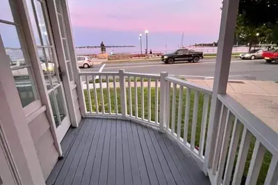 Ocean front and 3 beaches across, parks, short walk to historic downtown!