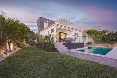 Image de Villa de tres dormitorios a poca distancia de la playa en Costabella, Marbella