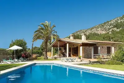 Image de Charming Single Storey Villa with A/C, Private Pool and Beautiful Mountain Views close to Pollensa!