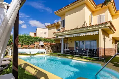 Sea Edge Friendly Holiday Home