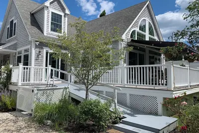 Image de Beautiful Coastal Apt. - Sleeps 6 and 5 Minute Walk to Beach
