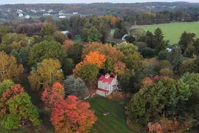 Image de Modern carriage house, renovated w beautiful views