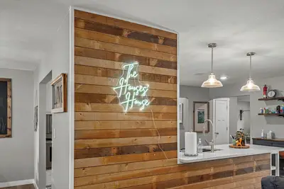 Image de Downtown, museums, Mtb, & more! 4br/3. 5bt, pickleball, basketball, & game room!
