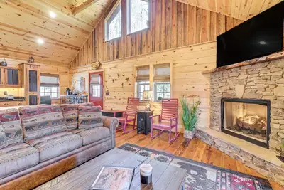 Image de Dog-Friendly Cabin w/ Fire Pit & Hot Tub!