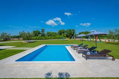 Image de Villa mit Schwimmbad, Garten und Kinderspielplatz