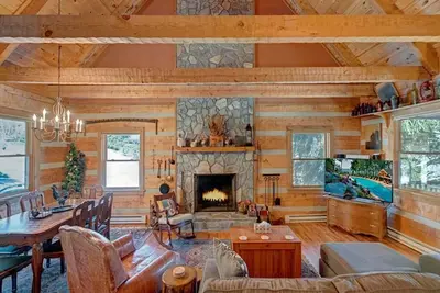 Image de The Coop: Mountain Log Cabin, Wood Fireplace, Pool Table, Pet Friendly, Electric Vehicle Charger, . . .